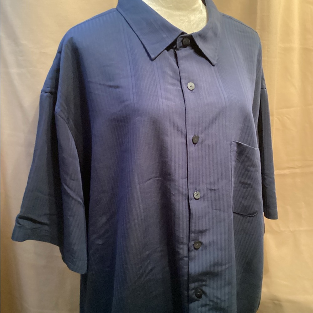 Van Heusen short sleeve button down shirt,Size 3XLT, in good condition